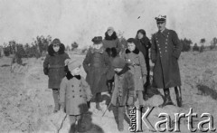1926, Bydgoszcz, Polska.
Grupa dzieci i żołnierz Wojska Polskiego.
Fot. NN, zbiory Ośrodka KARTA, udostępnił Tadeusz Gaydamowicz.