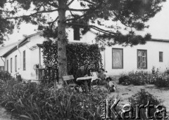 1936, Kiszyniów, Rumunia.
Eugenia i Włodzimierz Wiszniowscy przed swoim domem przy ulicy Sadowej.
Fot. NN, zbiory Ośrodka KARTA, udostępnił Tadeusz Gaydamowicz.