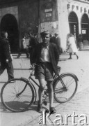 1946, Kraków, Polska.
Tadeusz Gaydamowicz na Rynku przed apteką. 
Fot. NN, zbiory Ośrodka KARTA, udostępnił Tadeusz Gaydamowicz.