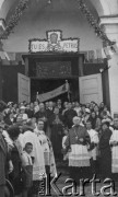1926, Kiszyniów, Rumunia.
Wizyta nuncjusza apostolskiego, grupa osób przed głównym wejściem do kościoła. W głębi ks. nuncjusz, obok biskup Mihai Glaser, proboszcz oraz ks. kanonik W. Hartman.
Fot. NN, zbiory Ośrodka KARTA, udostępnił Tadeusz Gaydamowicz.