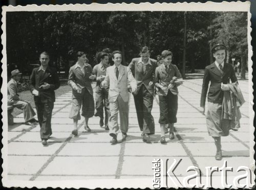 15.06.1940, Bukareszt, Rumunia.
Polscy uchodźcy w Rumunii podczas II wojny światowej. Uczniowie Liceum Polskiego w drodze na wystawę 