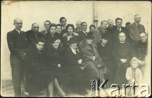 14.12.1941, Turnu Severin, Rumunia.
Polscy uchodźcy w Rumunii podczas II wojny światowej. Wspólne zdjęcie z okazji poświęcenia lokalu 