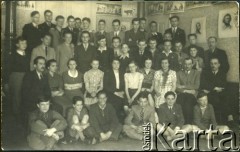 1940, Bukareszt, Rumunia.
Polscy uchodźcy w Rumunii podczas II wojny światowej. Grono pedagogiczne i uczniowie Polskiego Liceum i Gimnazjum w Bukareszcie 
Fot. NN, zbiory Ośrodka KARTA, udostępnił Tadeusz Gaydamowicz.
