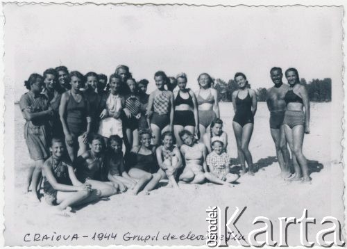 1944, Craiova, Rumunia.
Polscy uchodźcy w Rumunii podczas II wojny światowej. Grupa dziewcząt.
Fot. NN, zbiory Ośrodka KARTA, udostępnił Tadeusz Gaydamowicz.