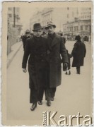 6.02.1940, Bukareszt, Rumunia.
Polscy uchodźcy w Rumunii podczas II wojny światowej. Tadeusz Pytel i Wawrzyniak na ulicy. Dedeykacja na odwrocie: 