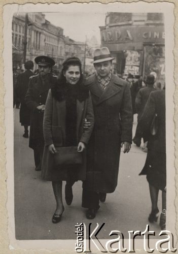 Kwiecień 1940, Bukareszt, Rumunia.
Polscy uchodźcy w Rumunii podczas II wojny światowej. Tadek Pytel na spacerze z Romą Gold.
Fot. NN, zbiory Ośrodka KARTA, udostępnił Tadeusz Gaydamowicz.