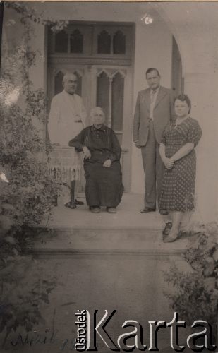 Lipiec 1940, Mizil, Rumunia.
Rodzina Tadeusza Gaydamowicza. Od lewej: ojciec Mieczysław Gaydamowicz, ciocia Aleksandra 