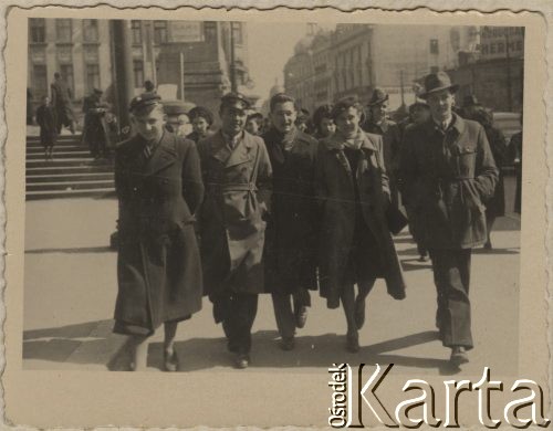 Lata 40., Bukareszt, Rumunia.
Polscy uchodźcy w Rumunii podczas II wojny światowej. Tadeusz Gaydamowicz drugi od lewej.
Fot. NN, zbiory Ośrodka KARTA, udostępnił Tadeusz Gaydamowicz.