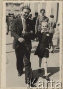 Maj 1940, Bukareszt, Rumunia.
Polscy uchodźcy w Rumunii podczas II wojny światowej. Tadeusz Pytel i Wanda Zachray podczas spaceru.
Fot. NN, zbiory Ośrodka KARTA, udostępnił Tadeusz Gaydamowicz.
