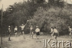 Sierpień 1940, Rumunia.
Polscy uchodźcy w Rumunii podczas II wojny światowej. Młodzież grająca w siatkówkę.
Fot. NN, zbiory Ośrodka KARTA, udostępnił Tadeusz Gaydamowicz.