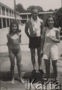 Sierpień 1940, Rumunia.
Polscy uchodźcy w Rumunii podczas II wojny światowej. Tadeusz Gaydamowicz z dwiema dziewczynami na basenie [?].
Fot. NN, zbiory Ośrodka KARTA, udostępnił Tadeusz Gaydamowicz.