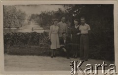 1.08.1940, Bukareszt, Rumunia.
Polscy uchodźcy w Rumunii podczas II wojny światowej. Tadeusz Gaydamowicz [pierwszy z prawej] na spacerze w Parku Cismigiu z ciocią Eugenią 