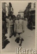 1944, Craiova, Rumunia.
Polscy uchodźcy w Rumunii podczas II wojny światowej. Tadeusz Gaydamowicz na spacerze po Strada Unirei.
Fot. NN, zbiory Ośrodka KARTA, udostępnił Tadeusz Gaydamowicz.