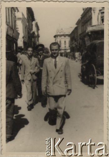 1944, Craiova, Rumunia.
Polscy uchodźcy w Rumunii podczas II wojny światowej. Tadeusz Gaydamowicz na spacerze po Strada Unirei.
Fot. NN, zbiory Ośrodka KARTA, udostępnił Tadeusz Gaydamowicz.