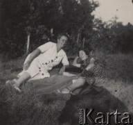 Lato 1942, Kiszyniów, Rumunia.
Kobiety na trawie.
Fot. NN, zbiory Ośrodka KARTA, udostępnił Tadeusz Gaydamowicz.