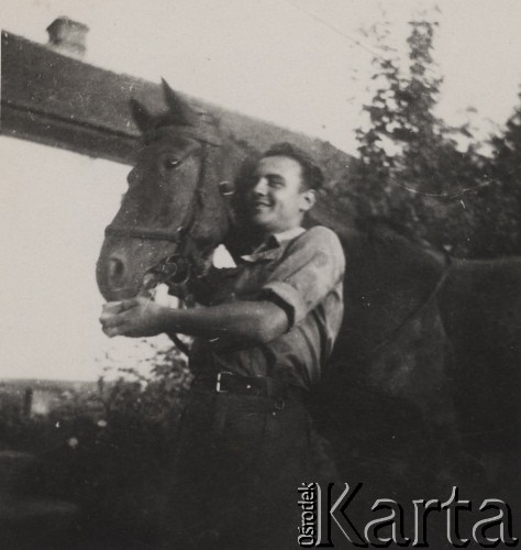 Lato 1942, Kiszyniów, Rumunia.
Tadeusz Gaydamowicz z koniem przed domem.
Fot. NN, zbiory Ośrodka KARTA, udostępnił Tadeusz Gaydamowicz.
