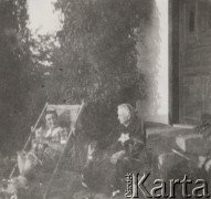 Lato 1942, Kiszyniów, Rumunia.
Kasia i ciocia Ola przed domem.
Fot. NN, zbiory Ośrodka KARTA, udostępnił Tadeusz Gaydamowicz.