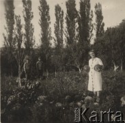 17.08.1942, Kiszyniów, Rumunia.
Kasia z kawonami [arbuzami].
Fot. NN, zbiory Ośrodka KARTA, udostępnił Tadeusz Gaydamowicz.
