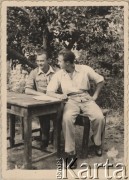 Wrzesień 1943, Kiszyniów, Rumunia.
Valerian Gobjila i Tadeusz Gaydamowicz przy stole w ogrodzie.
Fot. NN, zbiory Ośrodka KARTA, udostępnił Tadeusz Gaydamowicz.