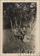 Wrzesień 1943, Kiszyniów, Rumunia.
Tadeusz Gaydamowicz z cielakiem w ogrodzie.
Fot. NN, zbiory Ośrodka KARTA, udostępnił Tadeusz Gaydamowicz.