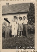 Wrzesień 1943, Kiszyniów, Rumunia.
Przed domem. Pierwszy z prawej: Tadeusz Gaydamowicz, obok Mila Gobjila.
Fot. NN, zbiory Ośrodka KARTA, udostępnił Tadeusz Gaydamowicz.