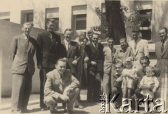 Maj 1949, Bukareszt, Rumunia.
Reprezentacja Polski na mecz z Rumunią przed polską ambasadą.
Fot. NN, zbiory Ośrodka KARTA, udostępnił Tadeusz Gaydamowicz.