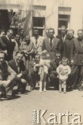 Maj 1949, Bukareszt, Rumunia.
Reprezentacja Polski na mecz z Rumunią przed polską ambasadą.
Fot. NN, zbiory Ośrodka KARTA, udostępnił Tadeusz Gaydamowicz.