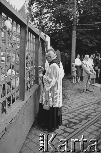 31.08.1980, Wrocław, Polska.
Strajk pracowników zajezdni tramwajowej nr 2 przy ul. Słowiańskiej, msza święta, komunia przez kratę bramy wjazdowej.
Fot. NN, zbiory Ośrodka KARTA, udostępnił Zygmunt Pogroszowski.

