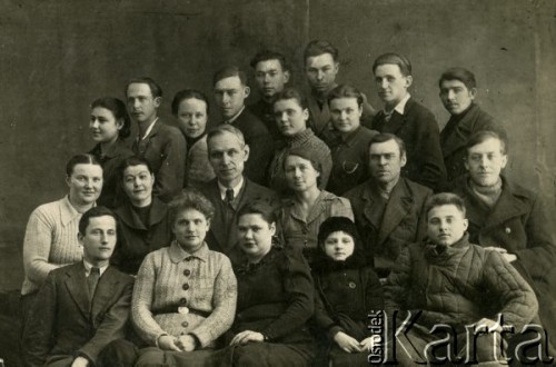 1942, Krasnojarski Kraj, ZSRR
Grupa osób we wnętrzu. Podpis: 