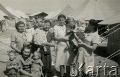Marzec 1945, Karaczi, Indie.
Grupa najmłodszych dzieci z obozu dla polskich uchodźców wraz z opiekunkami. Oryginalny podpis: 