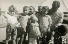 Marzec 1945, Karaczi, Indie.
Grupa najmłodszych dzieci z obozu dla polskich uchodźców. Oryginalny podpis: 
