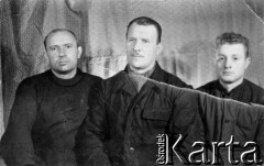 1956, Workuta, Komi ASRR, ZSRR.
Grupa Polaków, byłych więźniów łagrów na zesłaniu, pierwszy z prawej Wiktor Burcz.
Fot. NN, zbiory Ośrodka KARTA, udostępnił Wiktor Burcz.


