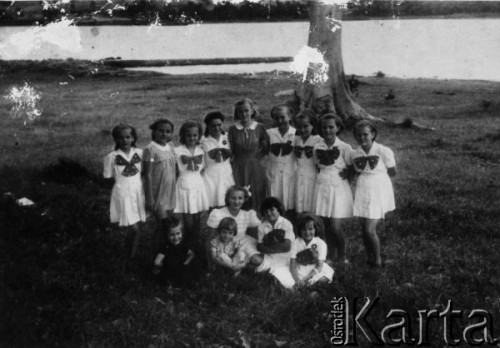 1943-1946, Kenia, Afryka.
Grupa dziewczynek z obozu dla polskich uchodźców, druga z lewej siedzi Maria Sobolewska.
Fot. NN, zbiory Ośrodka KARTA, udostępniła Maria Sobolewska