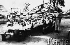 1943-1946, Kenia, Afryka.
Obóz dla polskich uchodźców, grupa dzieci stoi przy stołach.
Fot. NN, zbiory Ośrodka KARTA, udostępniła Maria Sobolewska