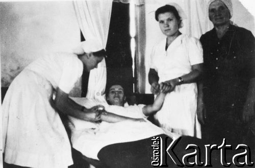 Lata 40-te, Teheran, Iran (Persja).
Pobyt Eugenii Mielnickiej w szpitalu w Teheranie, pierwsza z prawej stoi Zofia Mielnicka.
Fot. NN, zbiory Ośrodka KARTA, udostępniła Maria Sobolewska