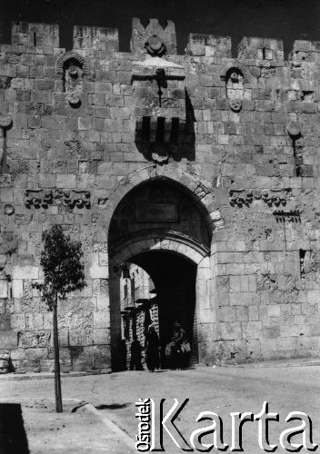 20.05.1942, Palestyna.
Arab na osiołku wyjeżdża przez miejską bramę.
Fot. NN, zbiory Ośrodka KARTA, udostępniła Maria Sobolewska