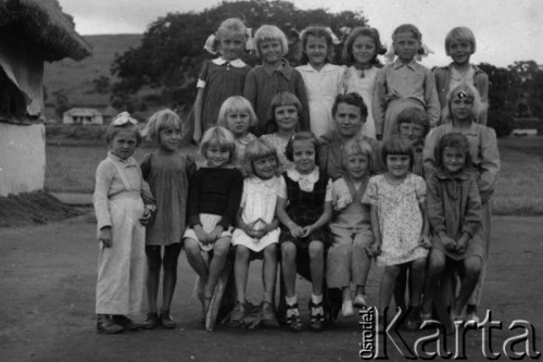 1946, Kenia, Afryka.
Grupa dziewczynek i opiekunka przedszkola w obozie dla polskich uchodźców, druga z prawej w pierwszym rzędzie siedzi Maria Sobolewska.
Fot. NN, zbiory Ośrodka KARTA, udostępniła Maria Sobolewska