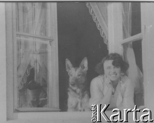 15.12.1936, Chodorów, woj. lwowskie, Polska.
Anna Wnuk, żona sędziego Kazimierza Wnuka (zamordowanego w Charkowie), wygląda przez okno ze swoim psem.
Fot. NN, zbiory Ośrodka KARTA, udostępniła Maria Soj