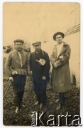 08.1920, Nasielsk lub Białystok, Polska.
Polscy księża po uwolnieniu z niewoli sowieckiej, n/z kleryk Dominik Wilczyński, ks. Piotr Dmochowski, ks. Władysław Turowski.
Fot. autor nieznany, kolekcja Stanisława Kalinowskiego, zbiory Fundacji Ośrodka KARTA