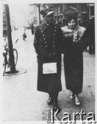 Przed 1939, Polska.
Jan Pałys, porucznik 70 pułku piechoty w Pleszewie (zamordowany w Charkowie), podczas spaceru z żoną Jadwigą.
Fot. NN, zbiory Ośrodka KARTA, udostępniła Wanda Niedziela