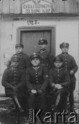 10.03.1928, Porzecze k/Grodna, woj. Białystok, Polska.
Żołnierze 23 batalionu Korpusu Ochrony Pogranicza przed budynkiem, w którym mieściła się centrala telefoniczna, na zdjęciu m.in. starszy sierżant Stefan Kasprzak, więziony w Kozielsku, zwolniony z obozu jesienią 1939 r.
Fot. NN, zbiory Ośrodka KARTA, udostępniła Krystyna Pomarańska.

