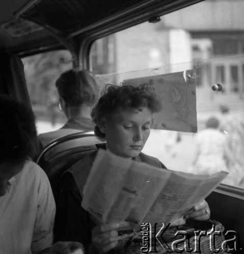 Lata 50., Warszawa, Polska.
W autobusie.
Fot. Irena Jarosińska, zbiory Ośrodka KARTA