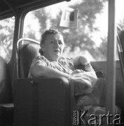 Lata 50., Warszawa, Polska.
Zofia Małek (matka Ireny Jarosińskiej) autobusie.
Fot. Irena Jarosińska, zbiory Ośrodka KARTA