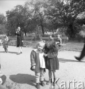 Lata 50., Warszawa, Polska.
Przedszkolaki w parku.
Fot. Irena Jarosińska, zbiory Ośrodka KARTA