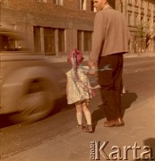 Lata 50.-60., Warszawa, Polska.
Ojciec z córką przy ulicy.
Fot. Irena Jarosińska, zbiory Ośrodka KARTA