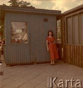 Lata 50.-60., Warszawa, Polska.
Kobieta przy kiosku.
Fot. Irena Jarosińska, zbiory Ośrodka KARTA