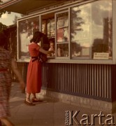 Lata 50.-60., Warszawa, Polska.
Kobieta przy kiosku.
Fot. Irena Jarosińska, zbiory Ośrodka KARTA
