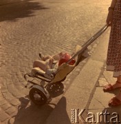 Lata 50.-60., Warszawa, Polska.
Matka z dzieckiem.
Fot. Irena Jarosińska, zbiory Ośrodka KARTA