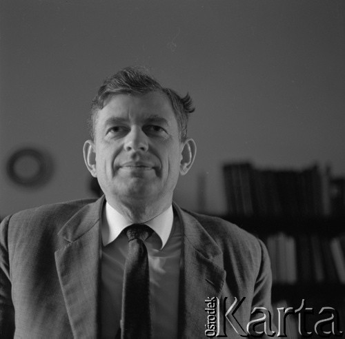 1968, Szczecin, Polska
Inżynier Mikołaj Thierry – główny konstruktor w Centralnym Biurze Konstrukcji Okrętowych w Szczecinie, był współorganizatorem sekcji budowy maszyn okrętowych na Politechnice Szczecińskiej.
Fot. Irena Jarosińska, zbiory Ośrodka KARTA.