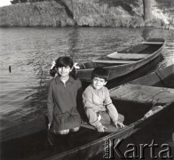 lata 60-te lub 70-te, Serock (okolice), Polska.
Dzieci romskie na łódce.
Fot. Irena Jarosińska, zbiory Ośrodka Karta.